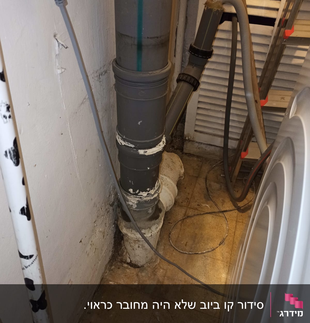 צינור ביוב אפור עם חיבורים ושרוול גמיש